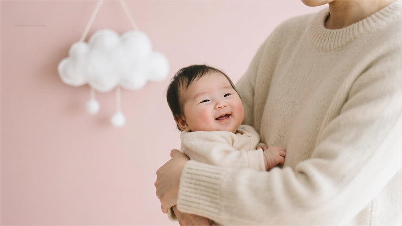 刚出生宝宝管姓取名字 新生儿姓氏取名指南
